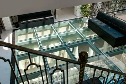 تصویر 3 از کفپوش شیشه‌ ای مناسب محیط‌ های خانگی و اداری